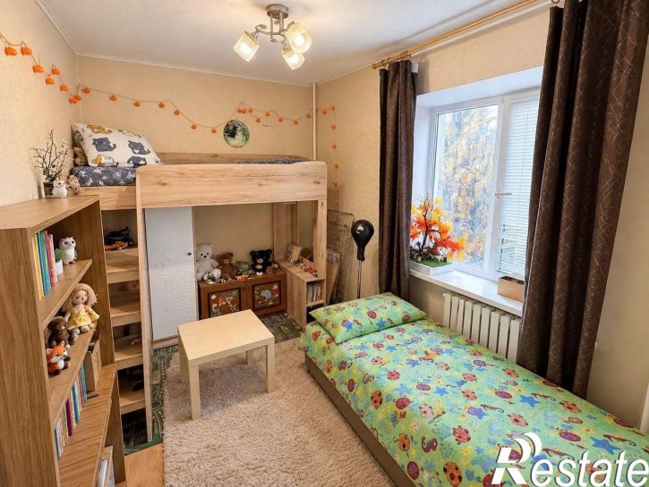 4-комн квартира улица Петрова, 44,  д. 44